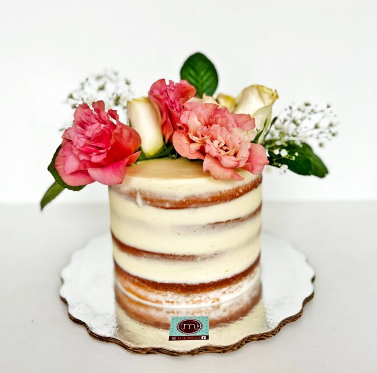 Un pastel de un vido estilo "desnudo" con ligera cobertura de betún. Los pasteles de boda de este estilo son muy populares por decoraciones sencillas con flores.