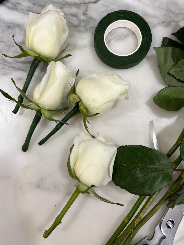 Flores con floratape listas para colocarse en un pastel. Los pasteles decorados con flores naturales son los favoritos para bodas.