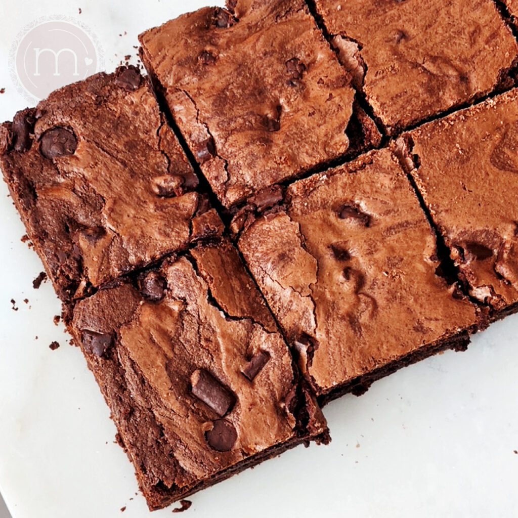Una placa de brownies de chocolate cortados en cuadros.