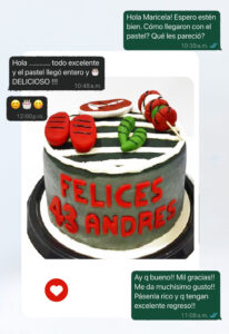 Un pastel de fondant decorado como si fuera un asador con carnes. Sobre la fotografía del pastel se colocan fragmentos de una conversación de un cliente de los pasteles caseros puebla de m de motivos y la repostera, quien solicita su opinión acerca del pastel.