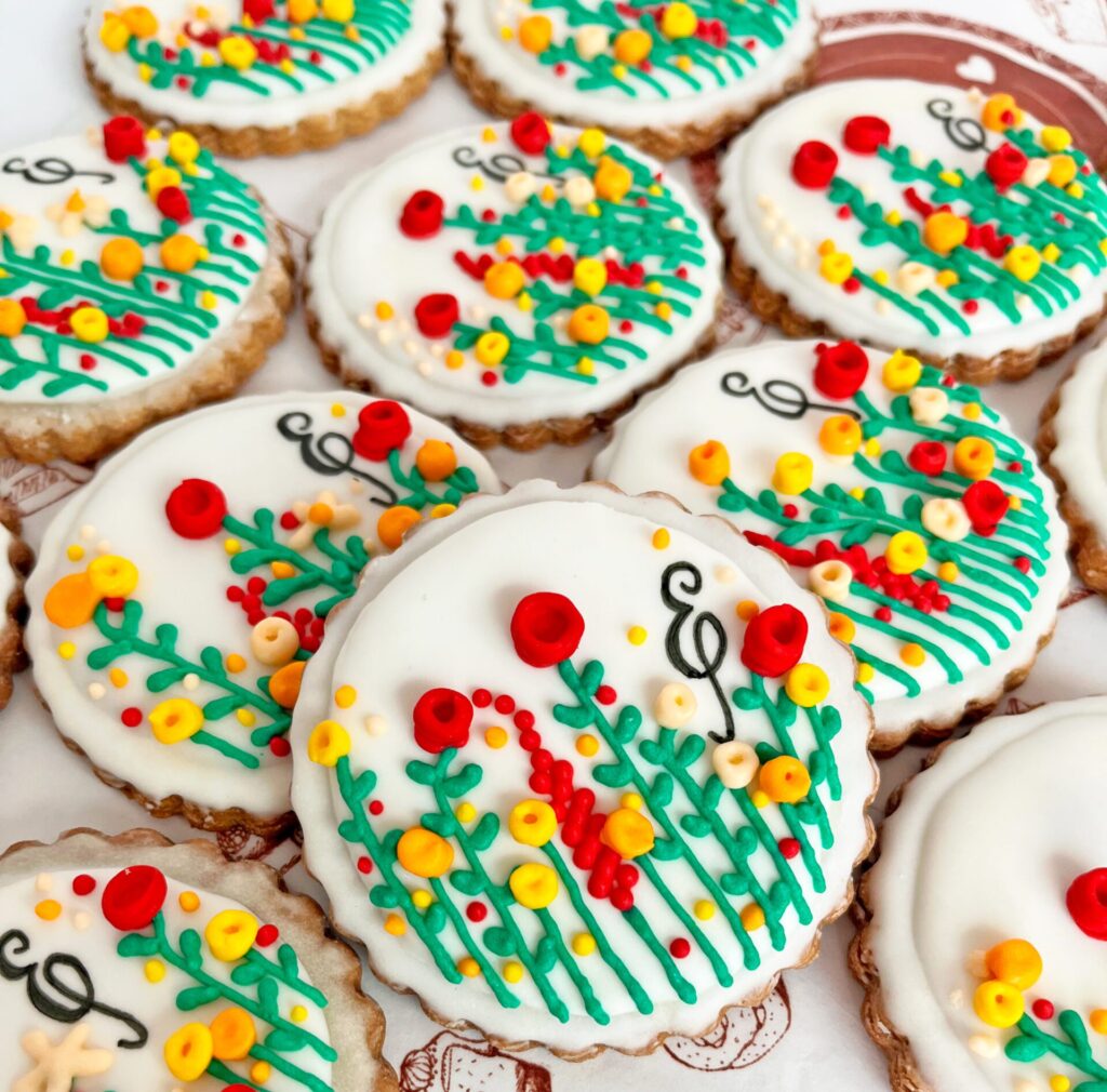 Además de pasteles caseros personalizados,"m de motivos" tambipen ofrece galletas artesanales totalmente personalizables, como estas, que están decoradas con flores y tienen escrita la letra "E" a petición de la clienta.
