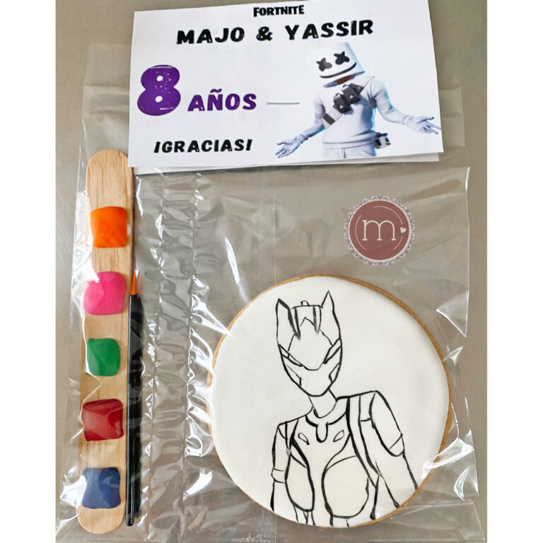Una galleta decorada con un glaseado blanco y un dibujo de un personaje de la caricatura "Pokemon", la galletas está guardada en una bolsa transparente y una paleta de pinturas para decorar la galletas. Este pedido de galletas personalizadas se hizo para una fiesta de cumpleaños número 8 de "Majo y Yassir".