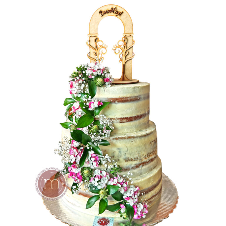Un pastel de 3 pisos estilo naked cake. En cada piso el pastel tiene pequeños de flores decorandolo. En el piso de la parte superior se coloca un altar de madera a escala. El pastel de bodas se coloca sobre una base plateada reflectante. Al fondo de la imagen se observa una puerta y ventanas.