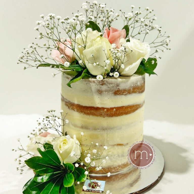 Un naked cake de 1 piso decorado con rosas de color blanco, hojas verdes y flor nube. El pastel se coloca sobre una base plateada reflectante. Este pastel de boas es ideal para eventos pequeños.