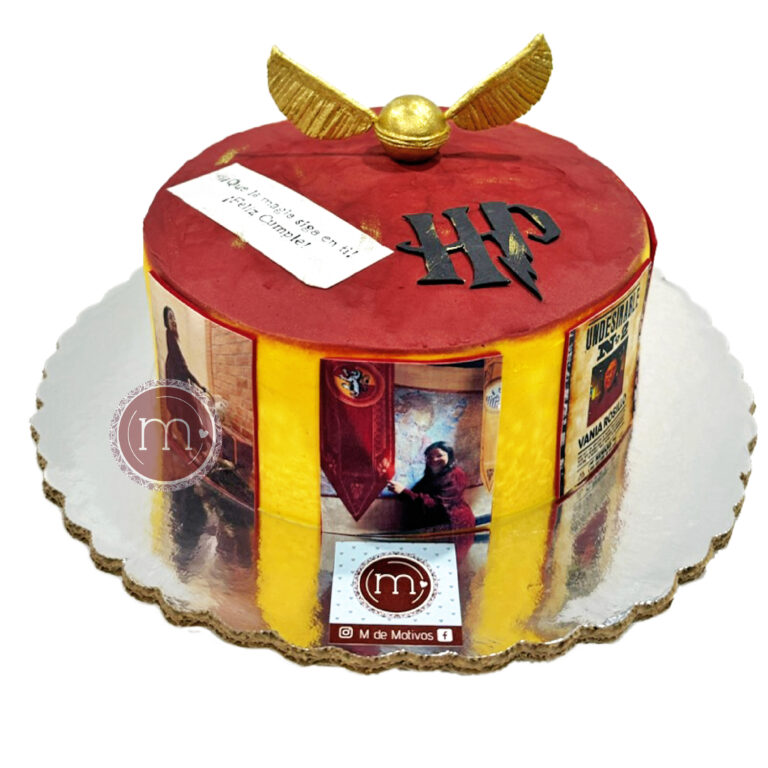 Un pastel redondo decorado con fotos de una persona impresas en oblea. En la parte superior se colocan figuras de fondant con temática de Harry Potter, como la "snitch dorada", una "barita de sauco" y las iniciales "HP". Los pasteles fondant de harry potter son muy populares..