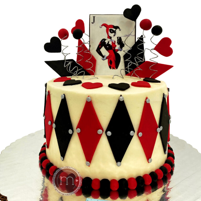 Un pastel decorado con fondant con temática del personaje "Harley Queen". Los pasteles fondant son fáciles de personalizar. El pastele tiene colores rojo y negro en forma de rombos y de corazones.