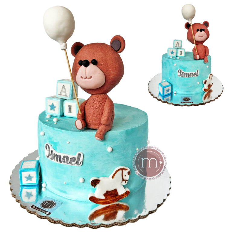 Un pastel redondo de color azul decorado con figuras de fondant de un cubo y un caballo. En la parte superior se coloca un oso de fondant de color café sosteniendo un globo. Los pasteles fondant para fiestas temáticas son muy populares. En la image se coloca el mismo pastel en diferentes ángulos.