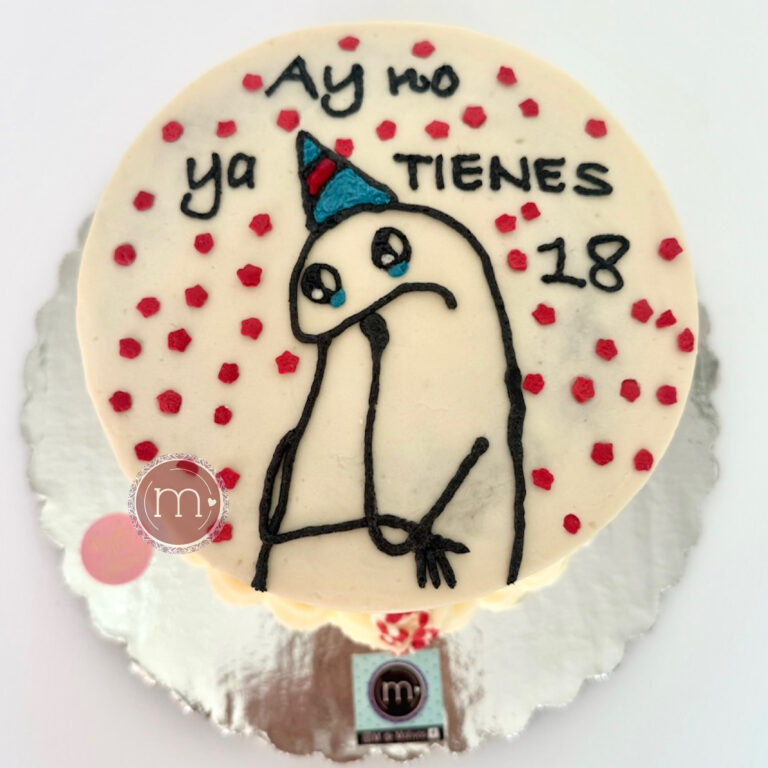 Un pastel blanco con deoraciones sencillas de contronos de color negro de un persona que demuestra nostalgia. Con letras negras está escrito "Ay no, ya tienes 18". Los pasteles personalizados para cumpleaños son un excelente detalle de celebración. El pastel se coloca sobre una base reflectante.