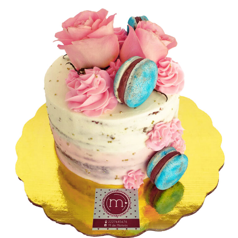 Un pastel decorado con flores rosas y macarons azules. Los pasteles personalizados cumplen con la decoración solicitada del cliente. El pastel se coloca sobre una base dorada reflectante.