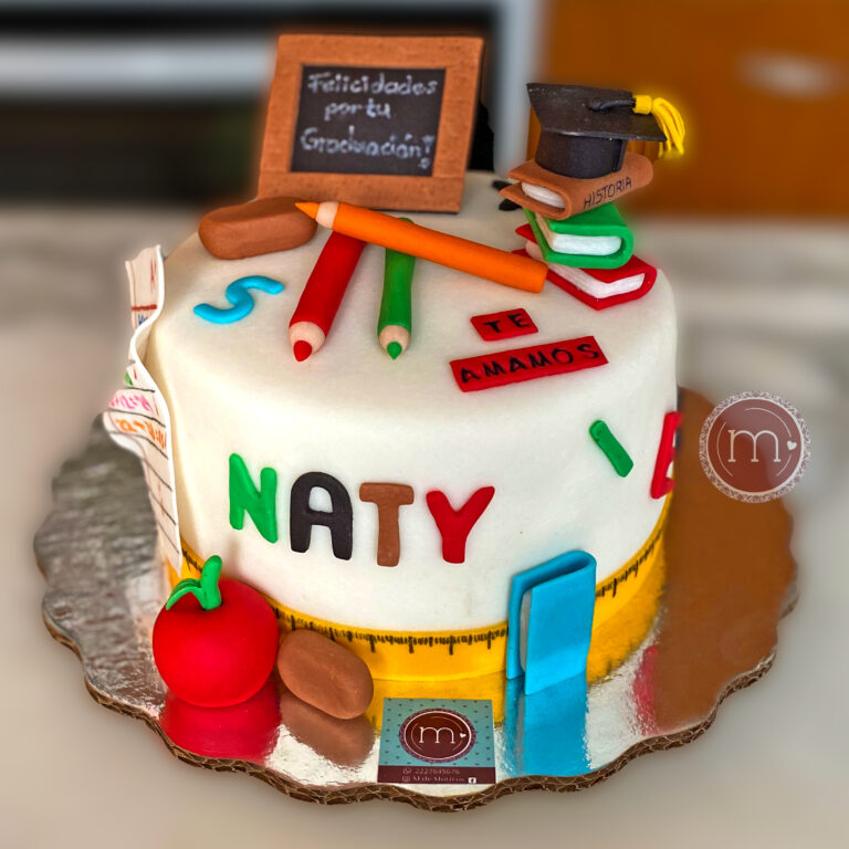 Pasteles personalizados para graduación como este, que incluye decoraciones de fondant como lapices, un birrete y un mini pizarrón que dice "Felicidades por tu graduación". En la parte frontal del pastel se escribe con letras de fondant el nombre "Naty". El pastel se coloca sobre una base reflectante.