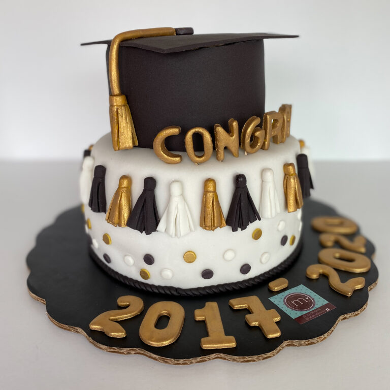 Pasteles personalizados para graduación, como este que es un pastel de dos pisos que el segundo piso simula un birrete de graduación. En la base se colocan las fechas "2017-20202".