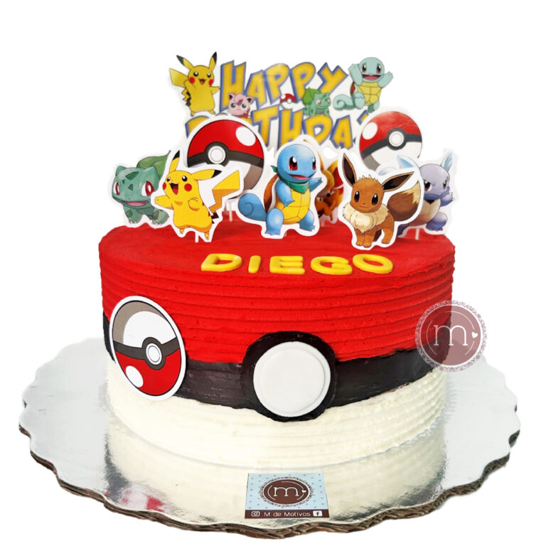 Pasteles personalizados con temáticas de caricatura como este que tiene una decoración referente a la caricatura de "Pokemon". El pastel se coloca sobre una base reflectante con el logo de la repostería "m de motivos".