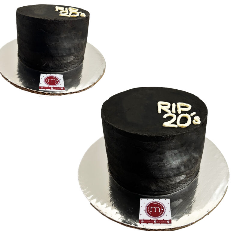 Un pastel pastel redondo de color negro que en la parte superior tiene escrito con letras blancas "RIP 20s"Los pasteles personalizados con diseños minimalistas aportan estetica y elegancia a cualquier celebración.