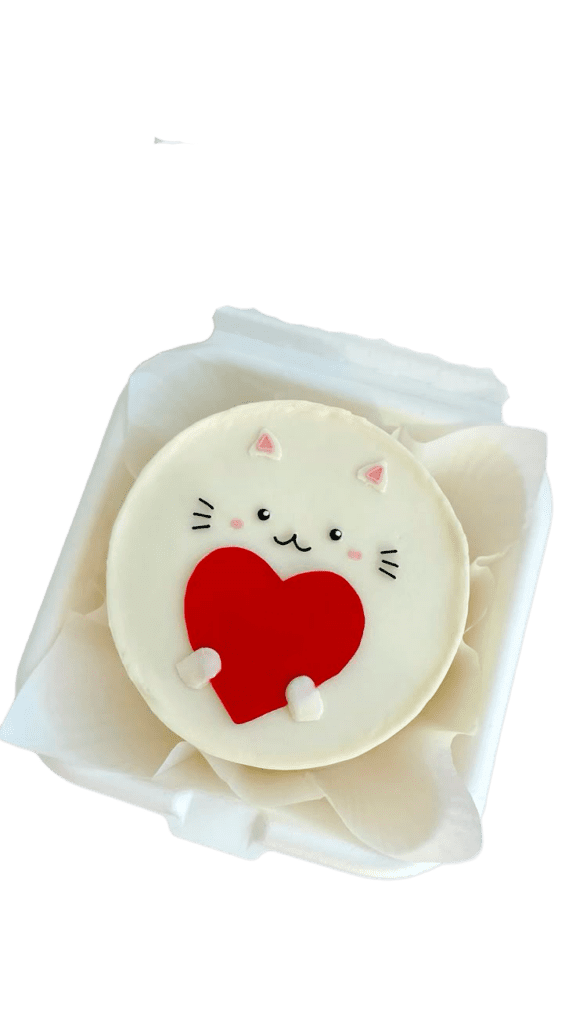 Una de las ideas para san valentin de los pasteles personalizados de ofrece reposteria "m de motivos" son diseños cute con mensajes personalizados.