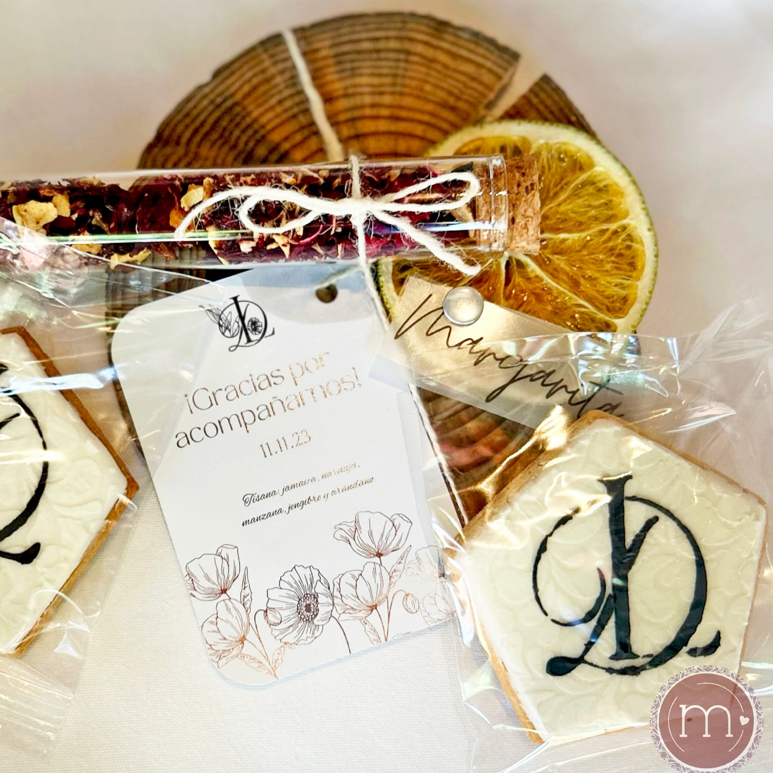 Galletas para bodas en Puebla personalizadas con inciales de los novios. Las galletas son de color blanco y se colocan en bolsas individuales con señños personalizados. Las galletas están acompañadas de decoración rustica d ela boda.