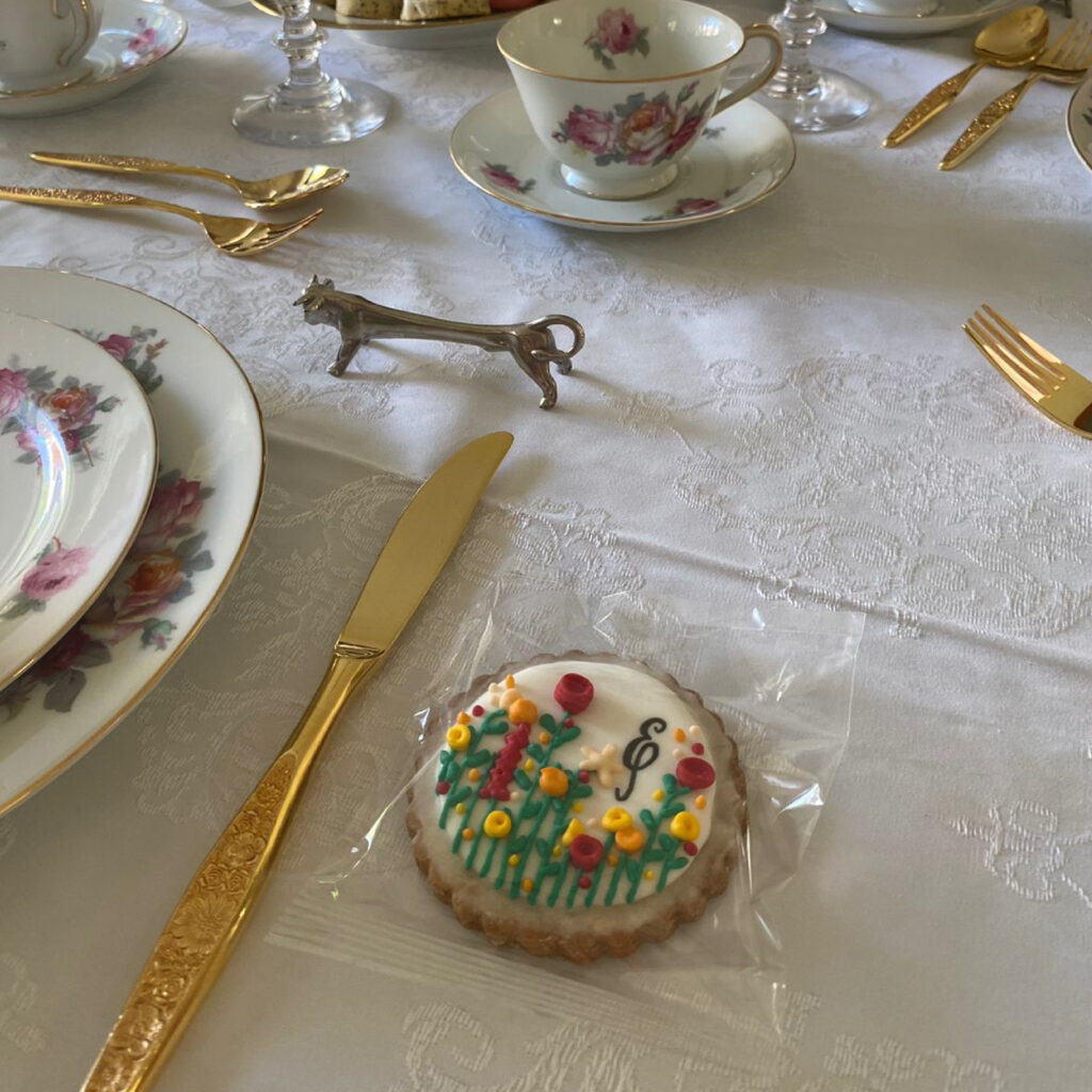 galleta flores mesa