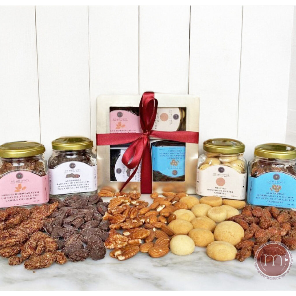 Un grupo de frascos de galletas personalizados para regalos para clientes de empresas en Puebla. Frente a os frascos se colocan diferentes tipos de galletas.