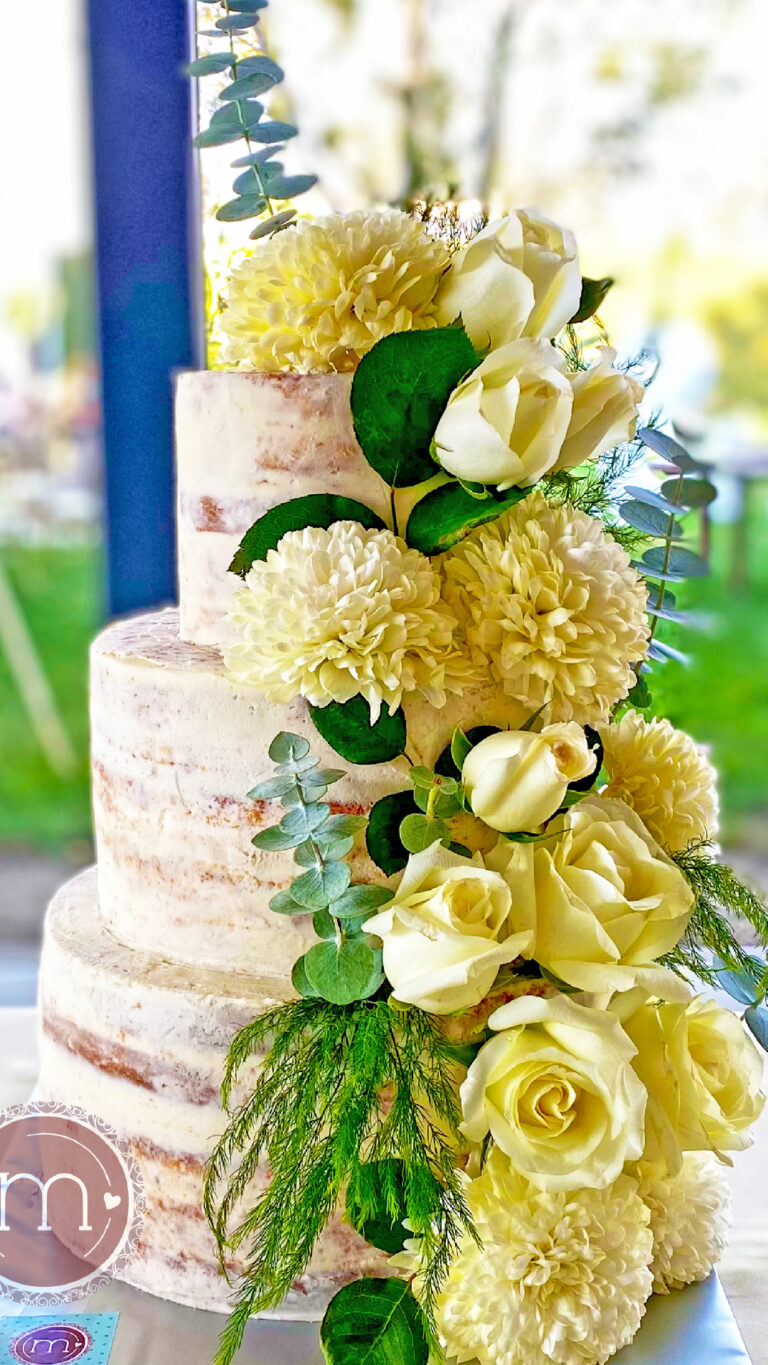 naked cake con cascada de flores