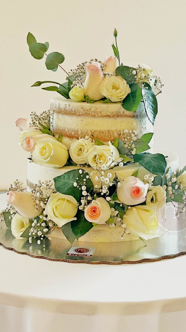 pastel de boda con flores