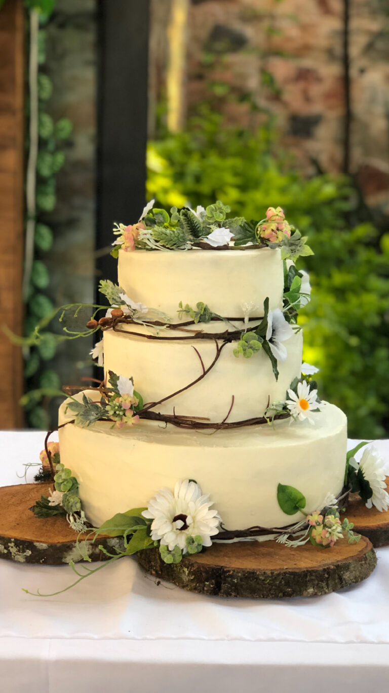 pastel liso con flores blancas