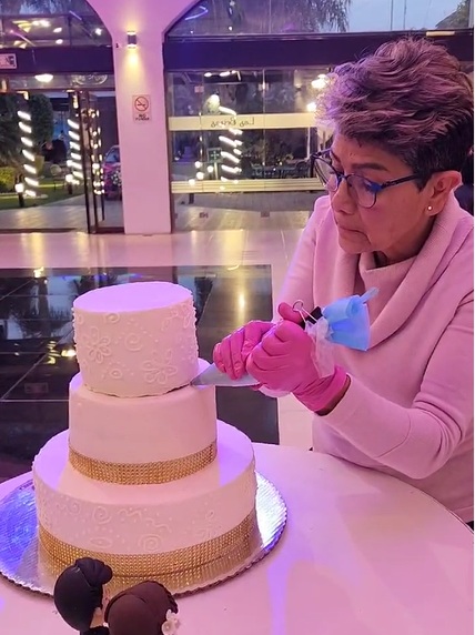 margarita decorando un pastel de boda